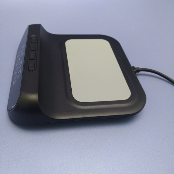 Часы настольные с функцией беспроводной зарядки и будильником